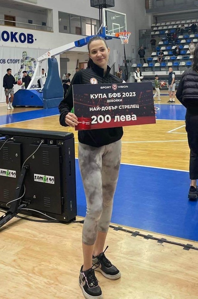 Елена Драгоева с приза за най-добър стрелец на турнира за девойки