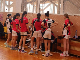 Шампион 2006 се класира с лекота за полуфиналите при момичетата U15