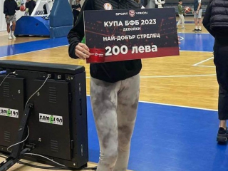 Елена Драгоева с приза за най-добър стрелец на турнира за девойки